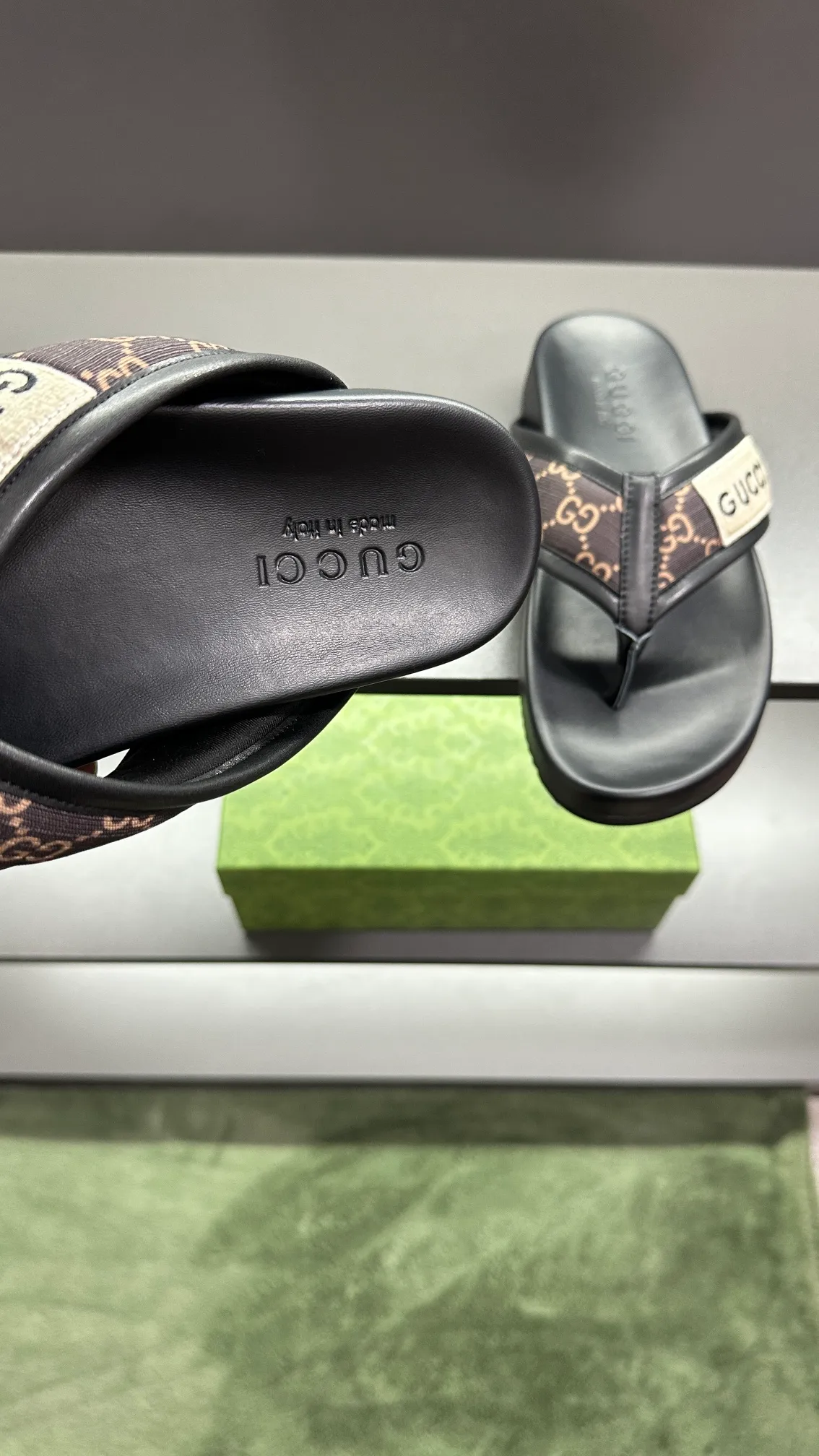 [G Family Couple Style] P: 300💰Female size 36~40 Men's size 39~45, (46. Custom-made Unisex GG slippers This slipper is made of GG polyester fiber and is decorated with a Gucci label on the front, adding a striking logo feel to the style. Beige GG recycled polyester fiber Unisex leather trim "Gucci Made in Italy" embroidered label Rubber sole Flat Made in Italy